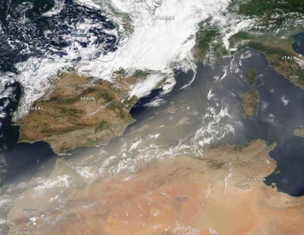 Облако пыли из Сахары накрыло Европу (ФОТО)