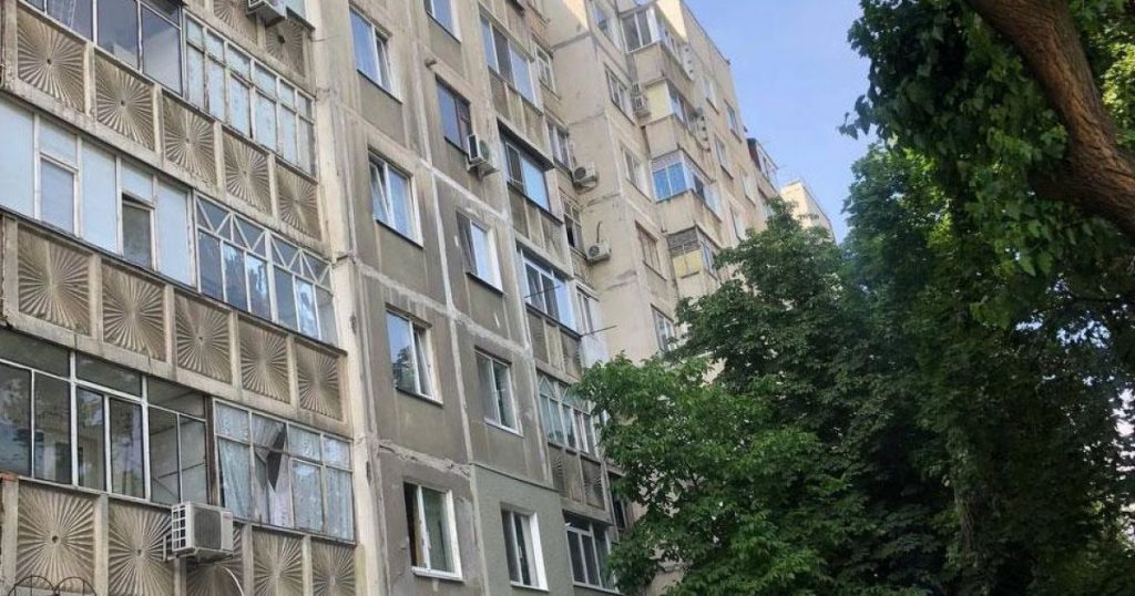 В Запорожье при падении из окна многоэтажки пострадал парень