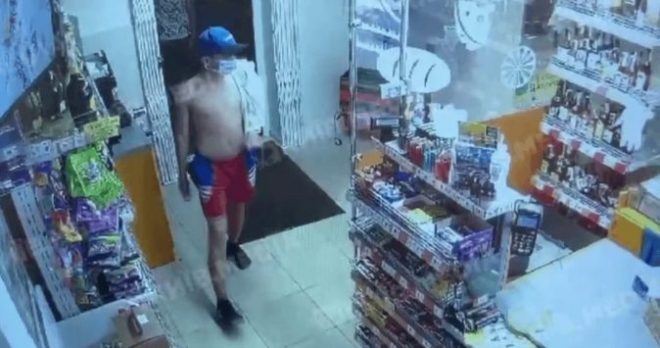 В Киеве пьяный и полуголый мужчина украл алкоголь из магазина (ФОТО)