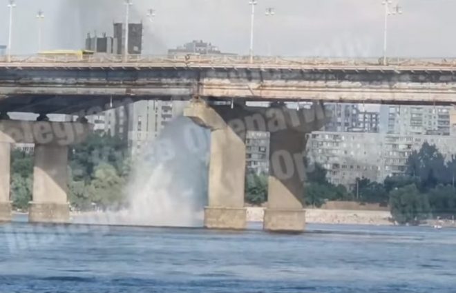 С моста Патона в Киеве полилась вода (ФОТО, ВИДЕО)