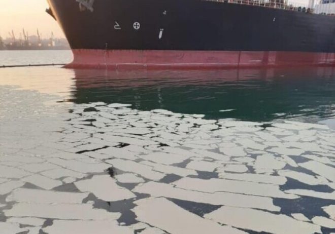 Иностранное судно обвинили в загрязнении моря под Одессой