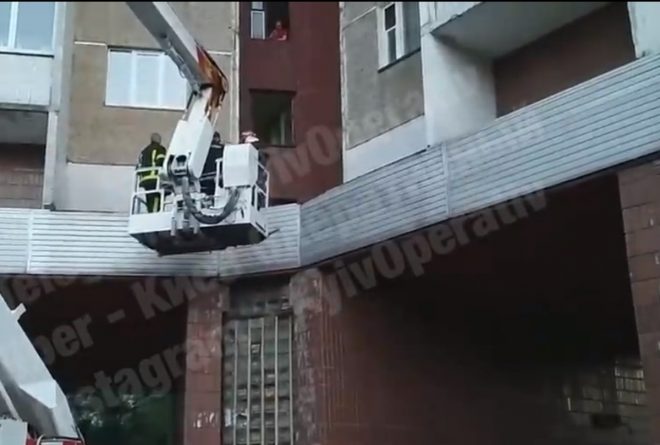 На Теремках в Киеве мужчина под «кайфом» выпрыгнул из окна (ВИДЕО)