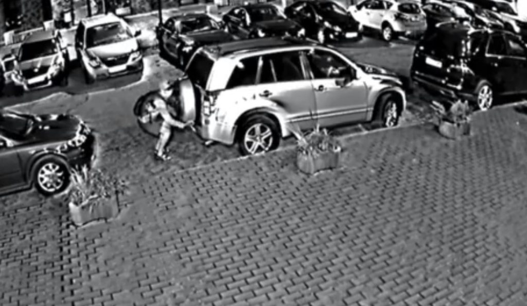 На Оболони в Киеве блуждающий парень украл колпак запаски на Suzuki (ВИДЕО)