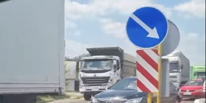 В Киеве на Кольцевой дороге два грузовика создали огромный затор (ВИДЕО)