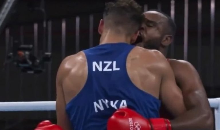 На Олимпиаде боксер пытался скопировать Тайсона: «напал» на ухо соперника (ФОТО, ВИДЕО)