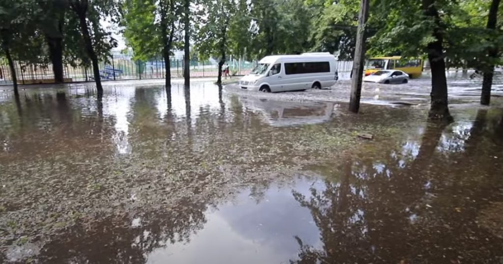 Ливень превратил улицы Черкасс в водоемы (ВИДЕО)
