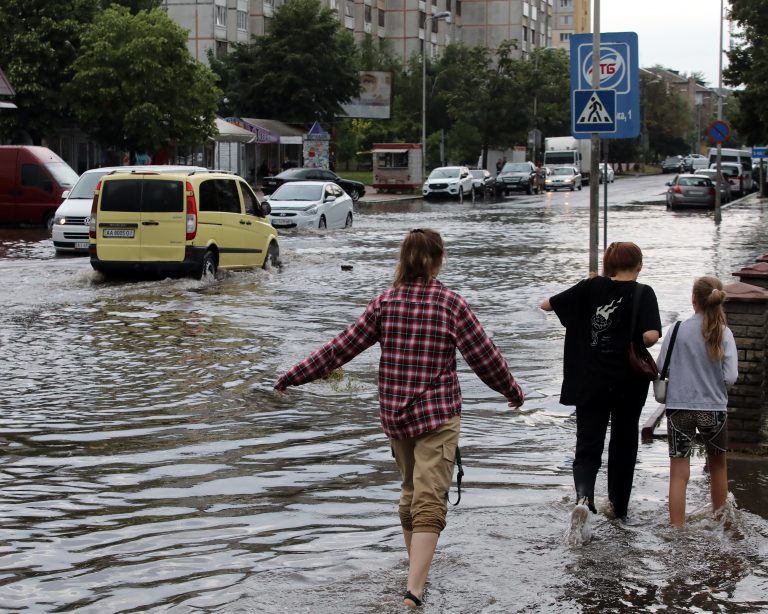 Пригород Киева утонул после ливня из-за засоренных водостоков