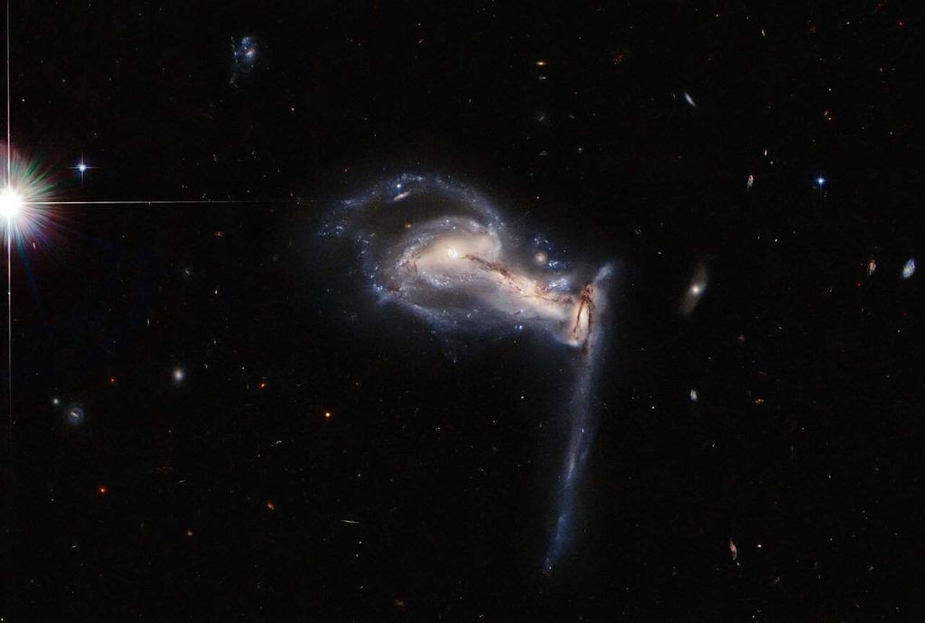 Телескоп «Хаббл» удивил снимком трех взаимодействующих галактик (ФОТО)