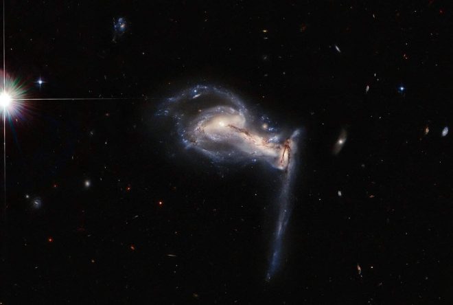 Телескоп «Хаббл» удивил снимком трех взаимодействующих галактик (ФОТО)