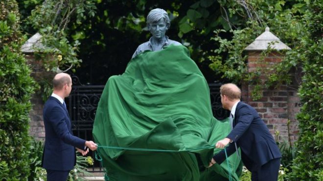 Уильям и Гарри вместе открыли памятник принцессе Диане (ФОТО)