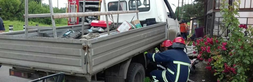 Под Одессой на ж/д переезде авто попало в ДТП: началась утечка газа (ФОТО)