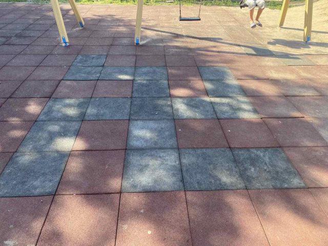 В Кременчуге выложили детскую площадку плиткой в виде свастики (ФОТО)