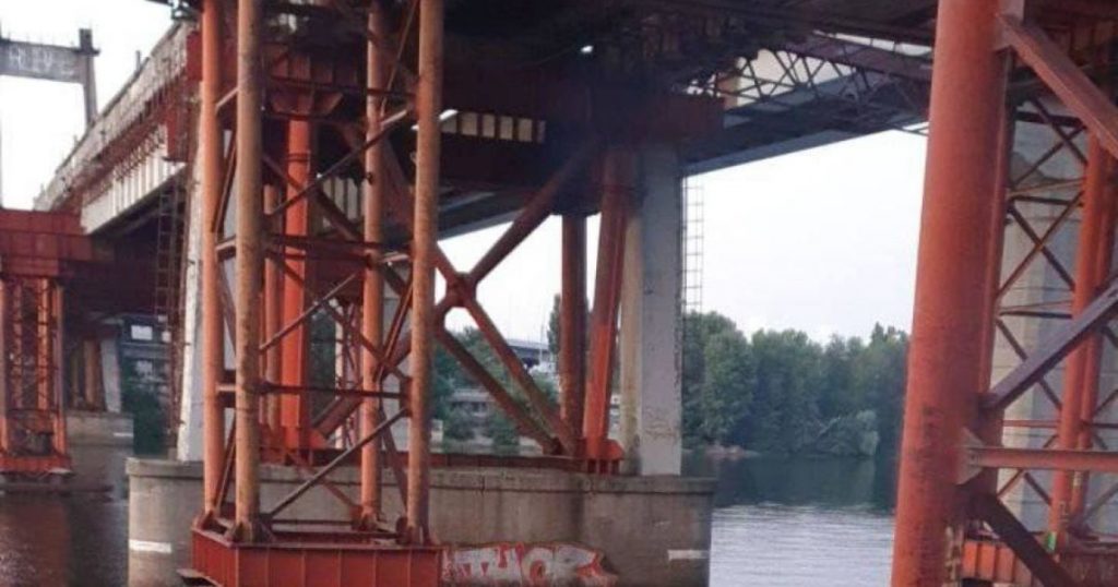 В Киеве парень c камнями в рюкзаке прыгнул в реку (ФОТО)
