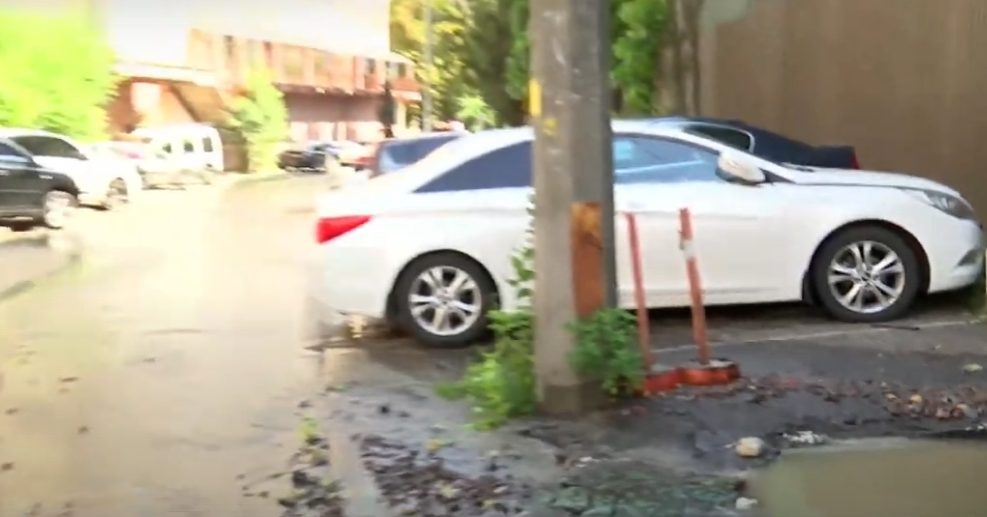 В Киеве из-за прорыва трубы в яму упал мужчина (ФОТО)