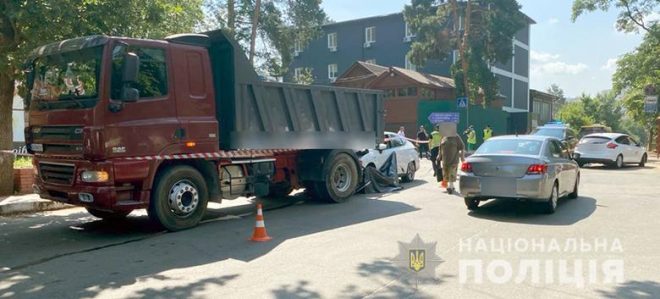  В Киеве в жутком ДТП женщину зажало между Honda и грузовиком (ФОТО)