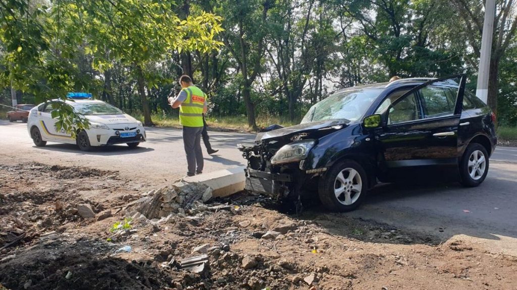 В Мелитополе авто врезалось в электроопору: пострадал ребенок (ФОТО)