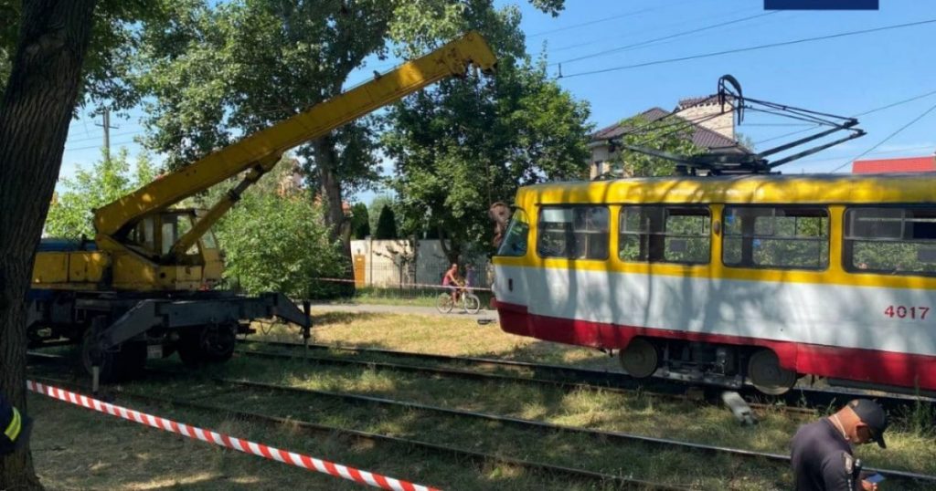 В Одессе коммунальщик попал под трамвай и сломал обе ноги (ФОТО)