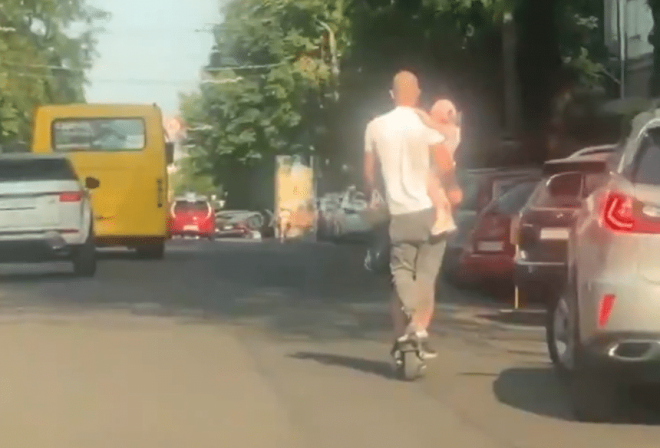 В Одессе мужчина на самокате и с ребенком на руках устроил экстремальную езду (ФОТО, ВИДЕО)