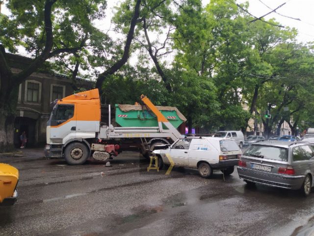 В Одессе на перекрестке столкнулись грузовик Renault и «Таврия», образовалась пробка (ФОТО, ВИДЕО)