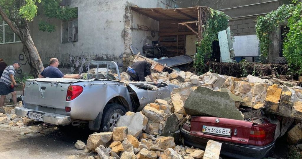В Одессе обвалилась стена здания: разбиты 4 авто (ФОТО, ВИДЕО)