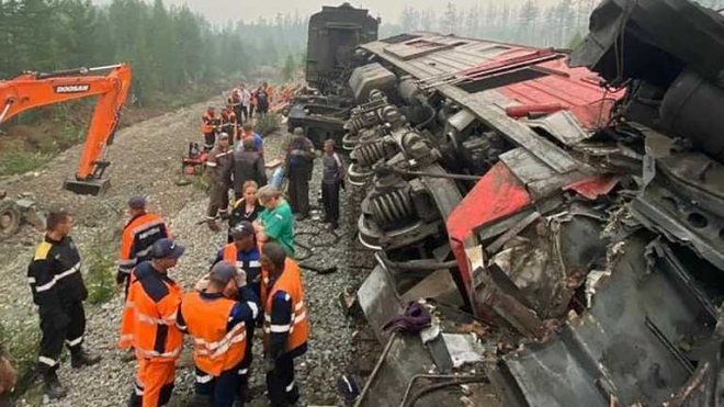 В РФ столкнулись два грузовых поезда, есть жертвы (ФОТО, ВИДЕО)