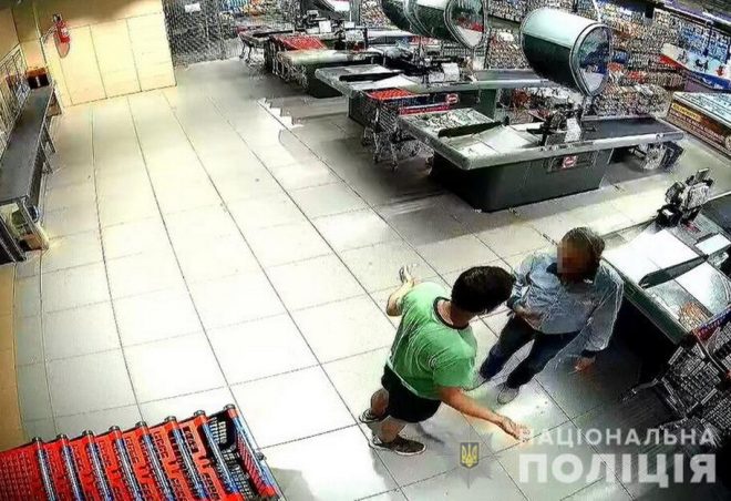 В столичном супермаркете воры избили охранника (ФОТО, ВИДЕО)