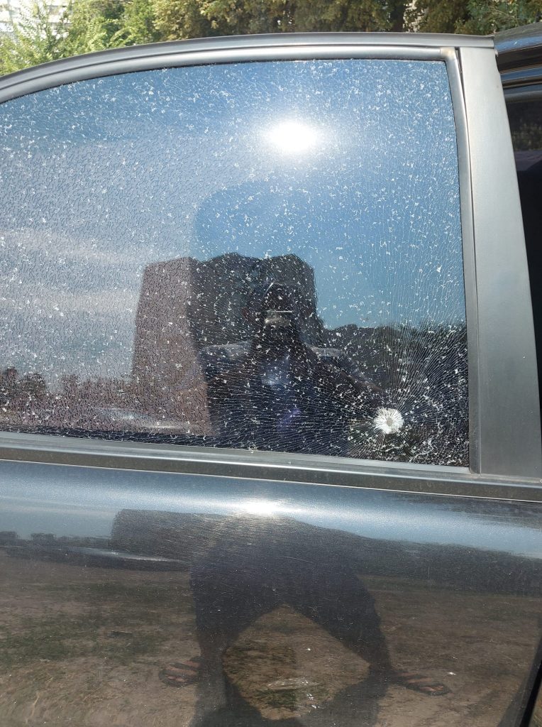 В Запорожье неизвестный стреляет по припаркованным авто (ФОТО)