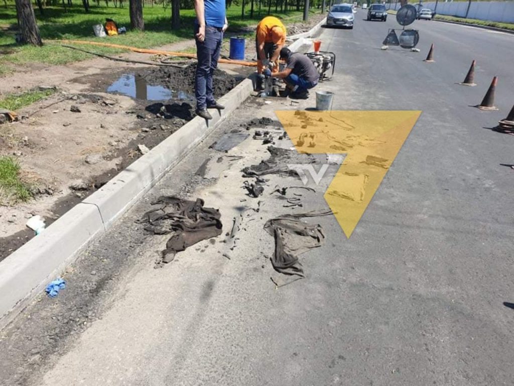 В канализации Мариуполя рабочие нашли мешок с человеческими останками (ФОТО)