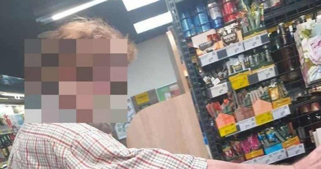 В киевском магазине мужчина снимал штаны перед детьми (ФОТО)