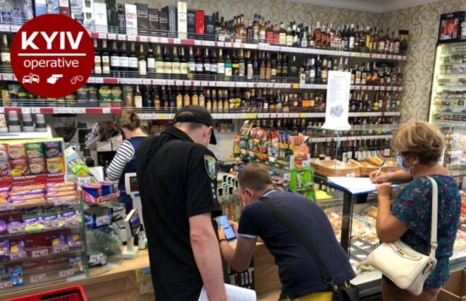 В центре Киева в магазине продавали поддельный алкоголь (ФОТО)