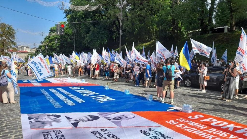 Под Кабмином протестующие с фаерами перекрыли улицу (ФОТО, ВИДЕО)
