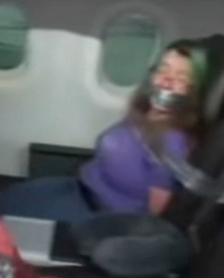Дебоширку в самолете привязали скотчем к креслу: хотела открыть дверь в полете (ВИДЕО)