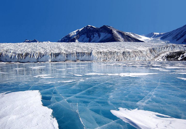 Под антарктическим льдом нашли озёра с меняющимся объемом воды (ВИДЕО)