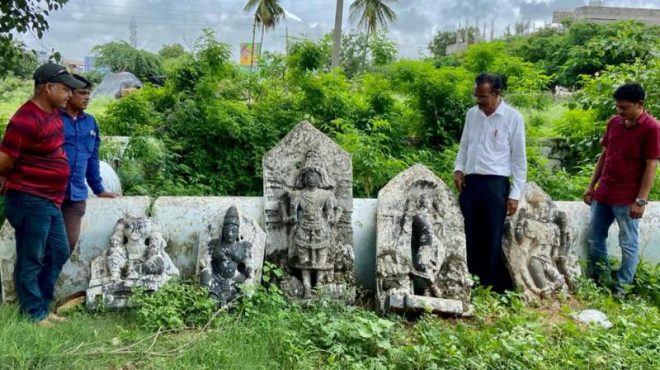 В Индии у храма археологи нашли 800-летние статуи (ФОТО)