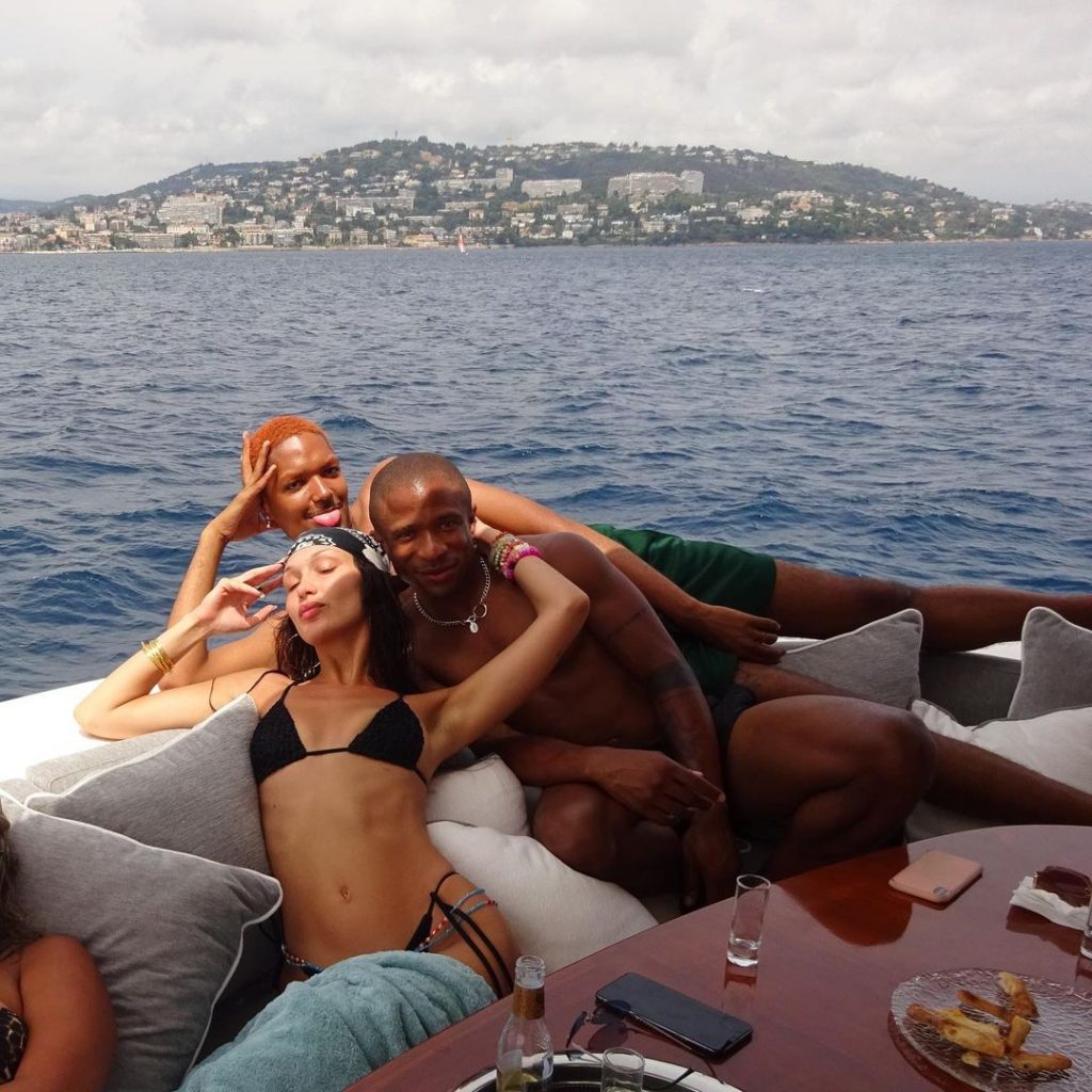 Белла Хадид в ярком наряде отдыхала с друзьями на яхте (ФОТО)