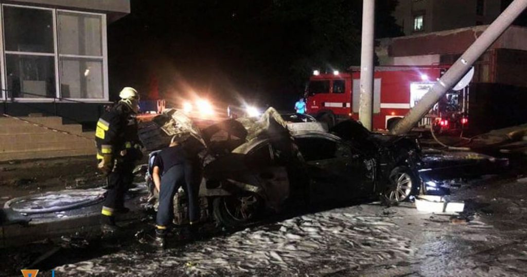 Смертельное ДТП в Днепре: водитель погиб, пассажиры госпитализированы (ФОТО, ВИДЕО)