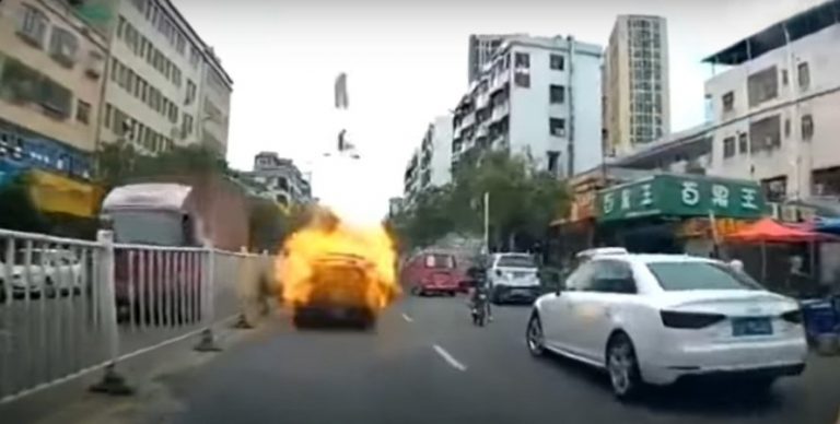 Автомобиль Toyota Camry трижды взорвался посреди улицы в Китае (ВИДЕО)