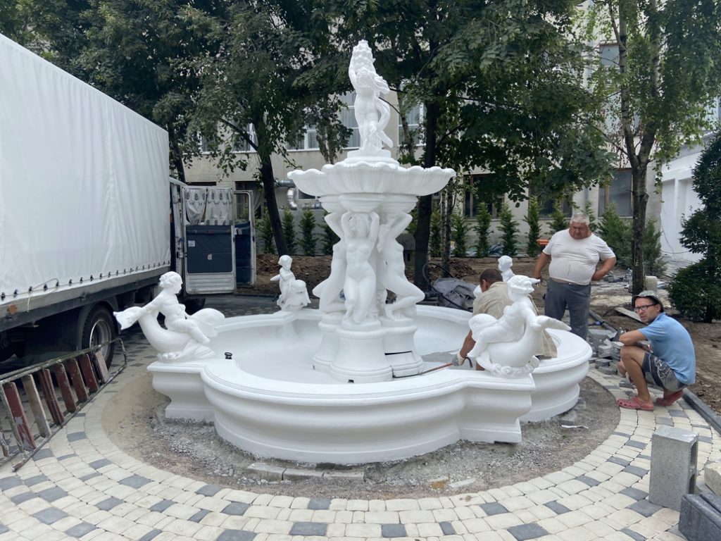 У горсовета в Херсоне появился фонтан с «детенышами морской коровы» (ФОТО)
