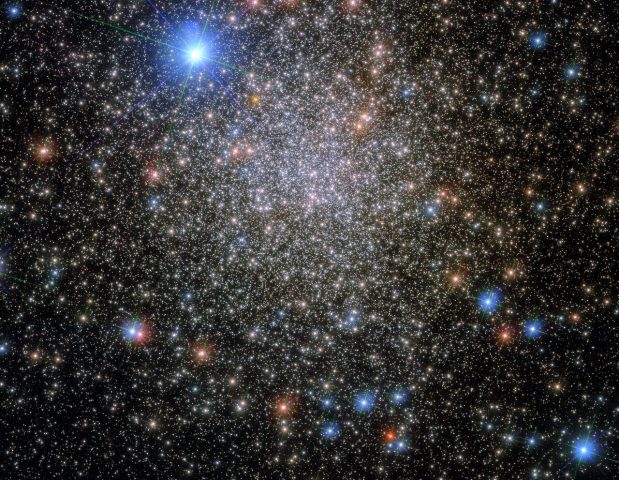 Hubble сделал яркий снимок звездного скопления (ФОТО)