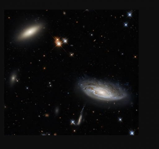 Hubble показал две гигантские галактики с мощным излучением (ФОТО)