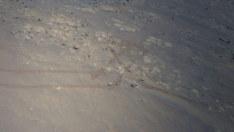 Вертолет Ingenuity обнаружил на Марсе загадочные следы (ФОТО)