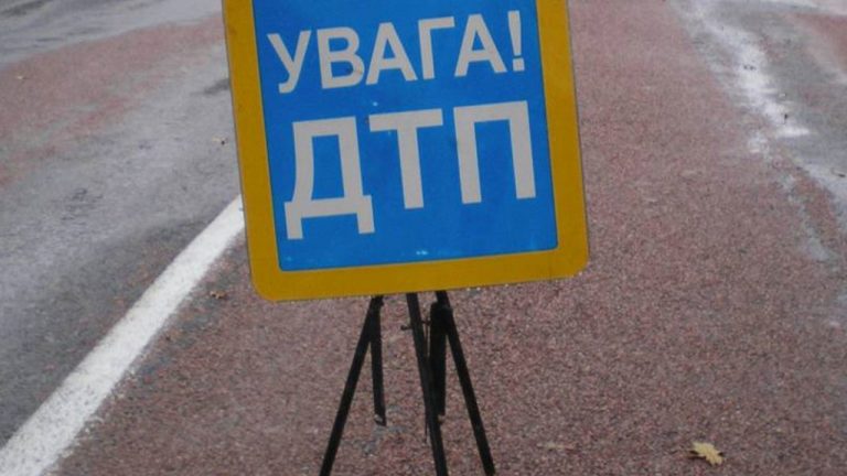 В Киеве авто устроило «шашки» на дороге, которые закончились ДТП (ВИДЕО)