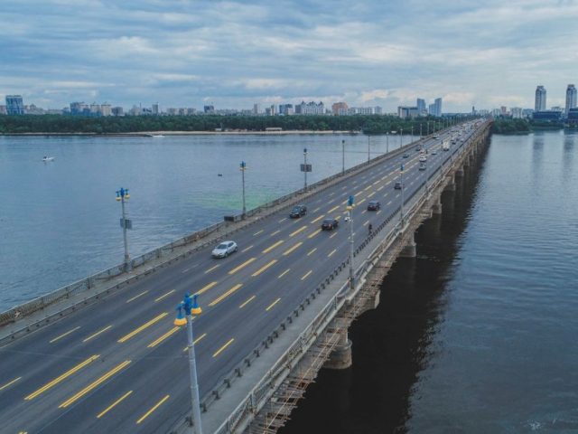 На мосту Патона в Киеве прорвало трубы (ВИДЕО)