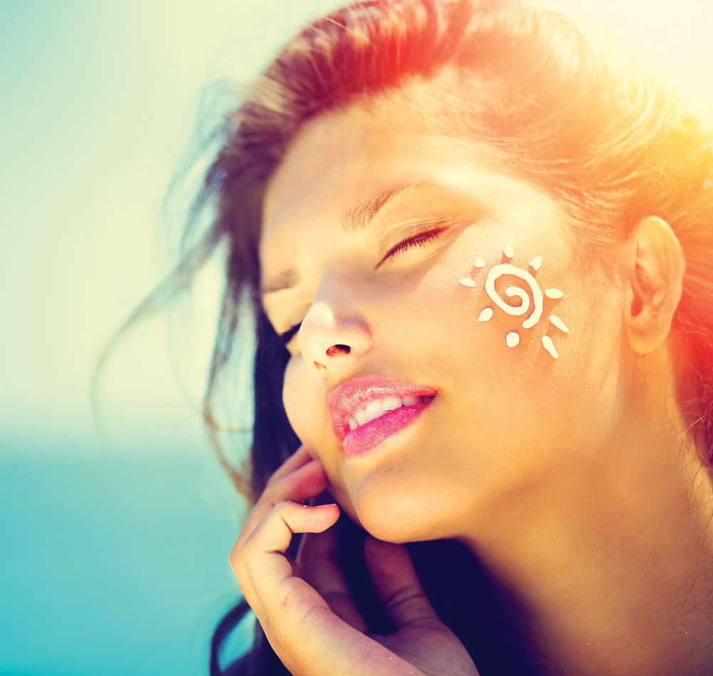Как ухаживать за кожей в жару: советы косметолога