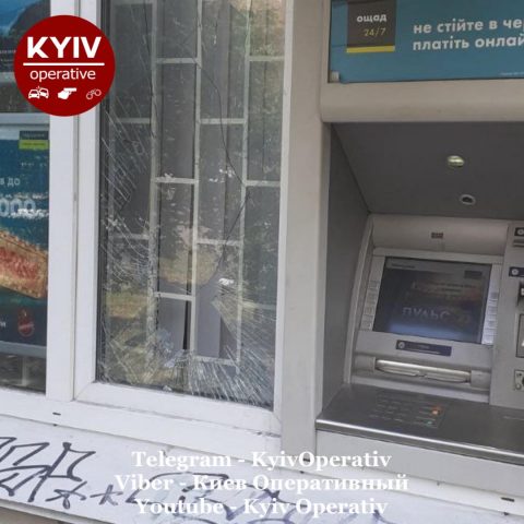 Киевлянин выбил окно в отделении «Ощадбанка» (ФОТО)