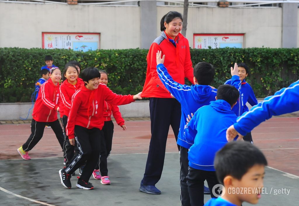 Рост 14-летней баскетболистки из Китая превысил 2 метра (ФОТО, ВИДЕО)