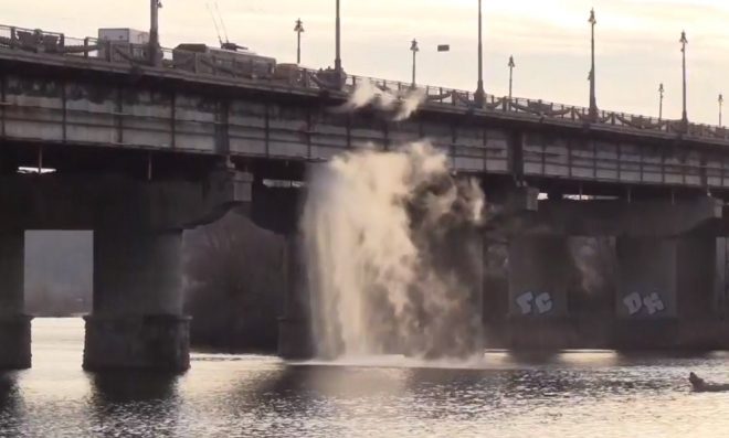 Эксперт назвал причину прорыва трубы на мосту Патона в Киеве 