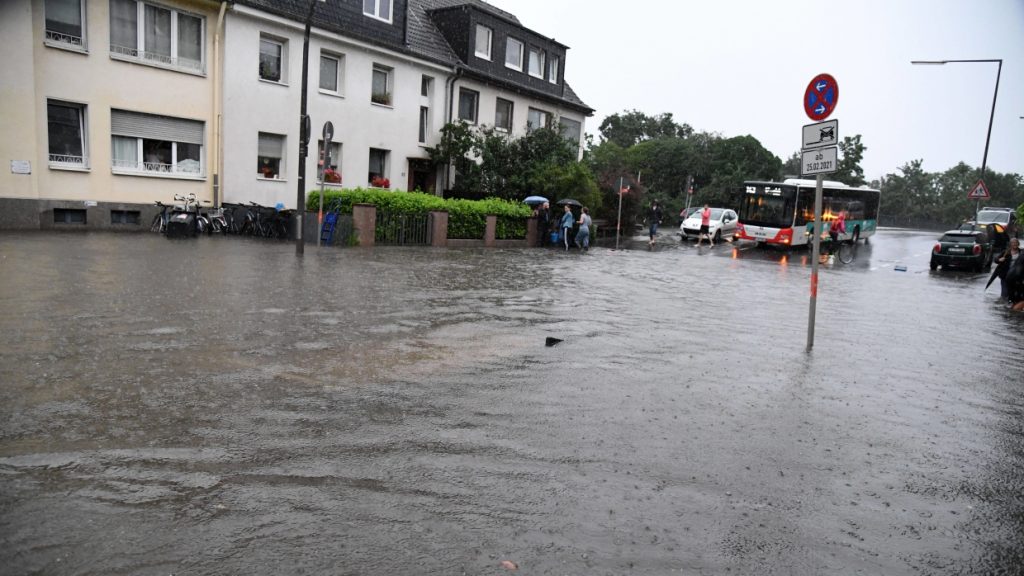 Наводнение в Германии: 30 000 человек остались без света и воды