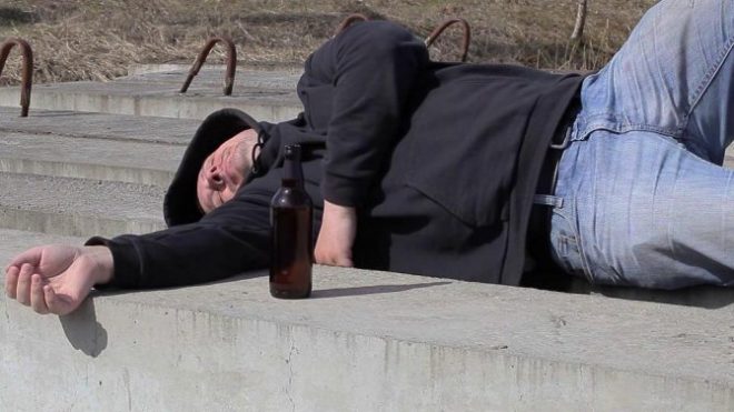 В Мелитополе пьяный громогласно заявил о своих правах спать на тротуаре (ВИДЕО)
