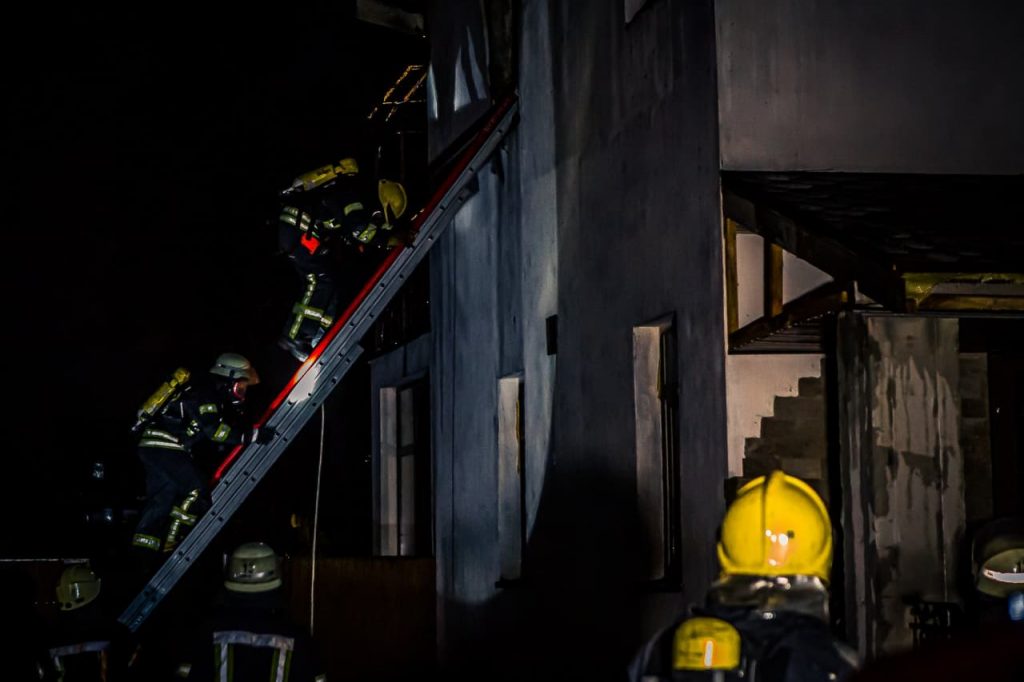 В Киеве горел частный дом: владелец получил ожоги (ФОТО)